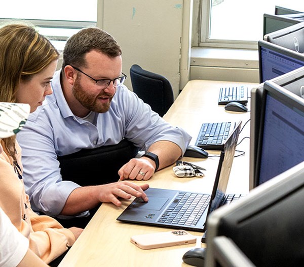 Professor Jason Smith helping his students on the computer during the EGR 102 class