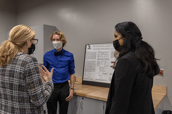 Provost Teresa Woodruff speaks with Engineering students about their project.