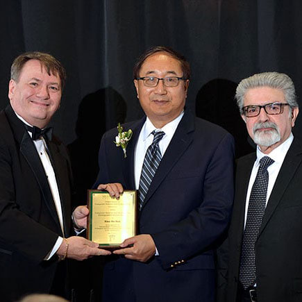 Xian-He Sun accepting the 2022 Alumni Award from College Dean Kempel and CSE Chairperson Abdol-Hossein Esfananian