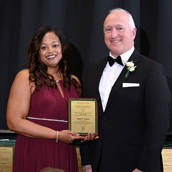 Keith Tinsely accepting the Biosystems and Agricultural Engineering Distinguishes Alumni Award