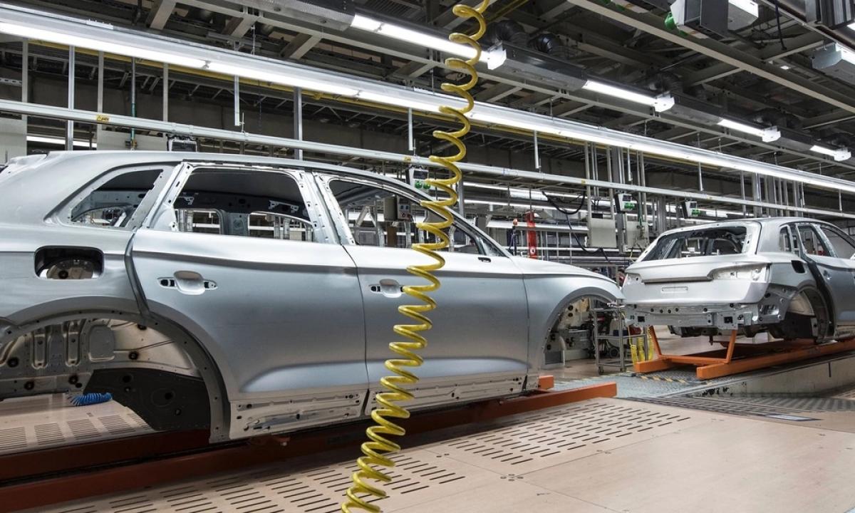 Sliver car body on an auto assembly line