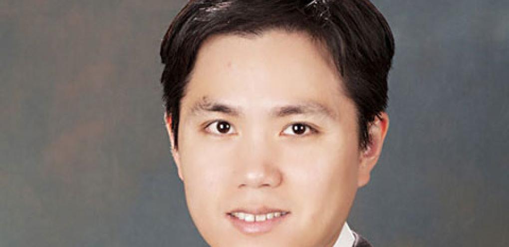 Professional Headshot of Kevin Liu